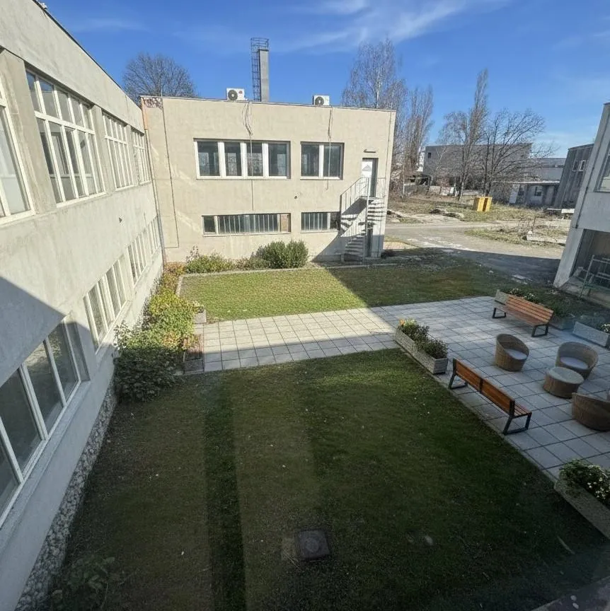 Park and courtyard beside the Laboratory